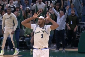 關(guān)鍵球！邁爾斯·特納最后15秒飆中三分 助雄鹿反超1分