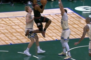 關(guān)鍵！馬克西上籃撞倒羅林斯被吹進(jìn)攻犯規(guī) 76人挑戰(zhàn)成功&變2+1