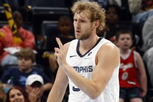 倆中鋒都不丟！蘭代爾三分命中 灰熊領(lǐng)先國王20+