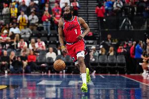 解說(shuō)：下賽季哈登的合同好像是部分保障 要不考慮再換個(gè)地方？