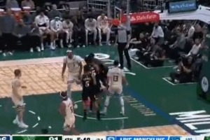 幽靈空切！76人推起反擊 埃奇庫(kù)姆底線(xiàn)飛起完成空接暴扣