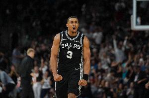 攻防碾壓！馬刺次節(jié)46-26凈勝老鷹20分 半場打完領先14分