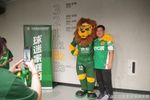 北京國(guó)安主場(chǎng)比賽后，俱樂(lè)部邀請(qǐng)部分獲選球迷家庭與隊(duì)員合影留念
