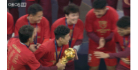 我們是冠軍??武磊、王燊超共同捧起火神杯，海港中超第4冠