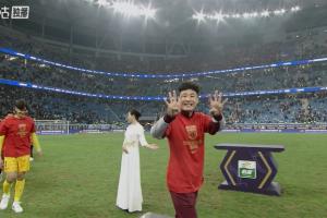 本賽季因傷僅踢6場！武磊領(lǐng)取中超冠軍獎牌，開心向鏡頭比“4”