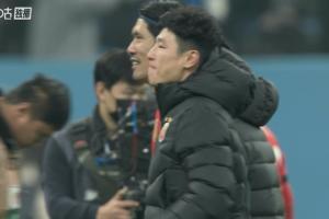 我們是冠軍！海港球員賽后抱成一團(tuán)瘋狂慶祝，傷缺的武磊眼眶泛紅