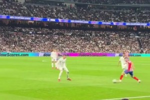 現(xiàn)場球迷發(fā)視頻配文：卡馬文加對(duì)小蜘蛛的這次防守像在夢游??