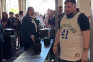 達拉斯球迷入場幾乎都是77球衣！這座城市對東契奇的愛溢于言表