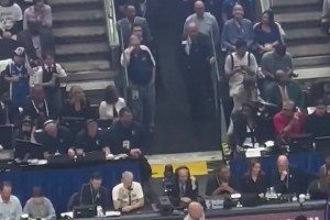 今天壓不住了！獨行俠GM通道觀賽 整個球館都在喊炒掉尼科！