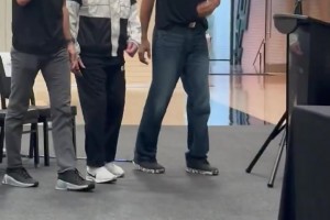 老爺子中風(fēng)后狀態(tài)確實(shí)差很多！波波維奇現(xiàn)在連起身都需要馬努&鄧肯攙扶