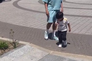 姆巴佩當眾被小孩哥打了打，第一次看到姆巴佩被小孩子討厭啊??