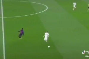 當(dāng)年姆巴佩現(xiàn)場教學(xué)登貝萊！但現(xiàn)在看起來倆人越來越接近??