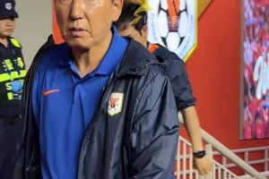 泰山隊不敵成都蓉城，賽后崔康熙缺席發(fā)布會，直接坐上返程大巴