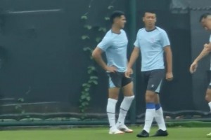 申花賽前訓(xùn)練:以恢復(fù)為主，阿馬杜參與合練，王漢龍弟弟場(chǎng)邊觀看