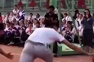 都是大前鋒，翟曉川的運(yùn)球和阿隆-戈登差距有多大？