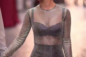 般配！哈蘭德社媒曬出與女友伊莎貝爾的牽手逛街的視頻