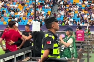 劍拔弩張??！賽前韋世豪被天津球迷看臺(tái)問(wèn)候家人