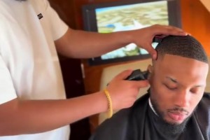 回家！利拉德在回波特蘭的私人飛機(jī)上剃了個(gè)頭???♂?