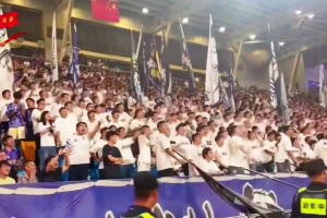 太過(guò)分了！天津球迷整體化一高喊：韋世豪，WCNM！??