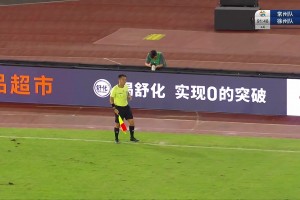 被指蹭熱度？舊將榮昊涂黑球衣前的泰達(dá)隊(duì)徽，聲援韋世豪？