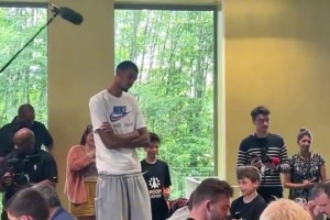 ??文班亞馬現(xiàn)身自家舉辦的活動！