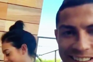 名場面！喬治娜：我23歲！C羅：那我就24歲！結(jié)果被迷你羅拆穿！