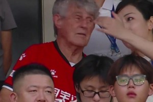 米盧現(xiàn)身常州奧體中心觀戰(zhàn)蘇超！身穿球衣聲援川隊！