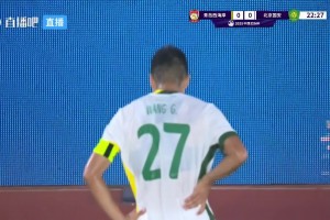 王剛上半場(chǎng)23分鐘已叉腰??，解說(shuō)：畢竟36歲了，已經(jīng)有點(diǎn)撐著了