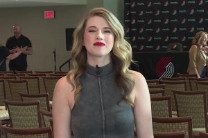 猜吧友愛看??開拓者美女記者格林~現(xiàn)場報道利拉德回歸發(fā)布會~