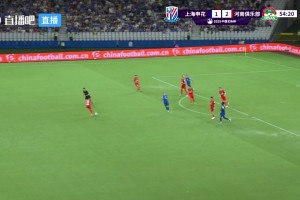 影響發(fā)揮！申花主場澆水太多，球場反光明顯