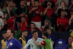 K77甚至還沒慶祝就朝C羅走去，這表達了真正的敬意??