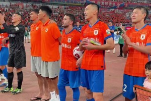 泰山隊(duì)?wèi)?zhàn)勝梅州賽后謝場(chǎng)，韓鵬攜教練組站在后側(cè)，把舞臺(tái)讓給球員