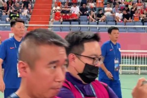 泰山隊(duì)主場(chǎng)戰(zhàn)梅州賽前，宿茂臻給新援洛佩斯頒發(fā)球衣