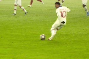 韓鵬回歸泰山隊主場首秀是不是有點緊張了？你可是這里曾經(jīng)的王啊