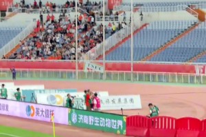 預(yù)祝戰(zhàn)友們節(jié)日快樂！泰山主場專門設(shè)置三個軍人及家屬免費觀賽區(qū)