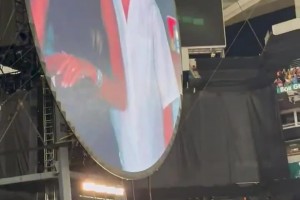 酷玩樂(lè)隊(duì)的主唱克里斯-馬丁介紹梅西：有史以來(lái)最偉大的運(yùn)動(dòng)員