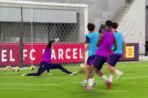 中超美女主持也喜歡泡吧喝點小酒呀~這可能就是桃花漸欲迷人眼