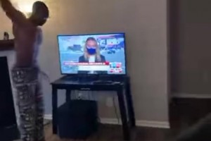 這才是猿臂！黑哥正對(duì)著幼年籃架展示著恐怖天賦