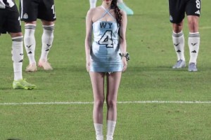 吧友可以教教她嗎？這一腳射門連她自己都笑了??