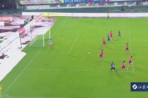 輕松！南通隊陳正精準掃傳門前助郭凱楠破門，解說：像一道彩虹