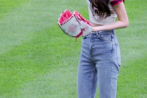 身材苗條~張元英此前還為棒球比賽開球，當(dāng)時還穿的牛仔褲??