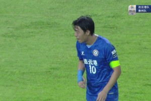 什么水平？蘇超球員一腳外腳背直塞讓對方后衛(wèi)直接失去重心??