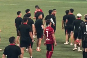 沒(méi)有大家腦補(bǔ)的那些故事!比賽一結(jié)束,王大雷馬上來(lái)找韋世豪握手了