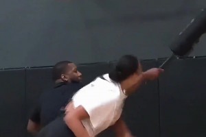 坎貝奇這身板，放在籃球界是獨(dú)一份