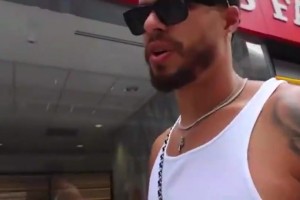 打發(fā)要飯的呢！??小波特給流浪漢100美元，結(jié)果被人家直接扔了