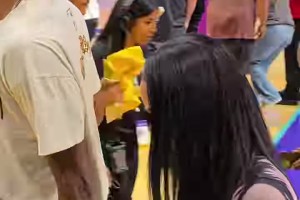 杰倫-格林帶女友看比賽，當時沒注意嫂子這穿搭挺別致??