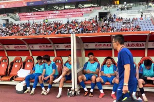 有點(diǎn)意思！牛志明：在替補(bǔ)席鄭錚讓石柯往那邊坐，石柯說(shuō)我還年輕