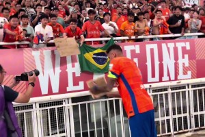 克雷桑的進(jìn)球荒還在繼續(xù)，但球迷的禮物不斷