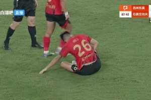 鏡頭顯示：胡靖昏厥前幾分鐘曾與對手發(fā)生沖撞，手捂腹部表情痛苦