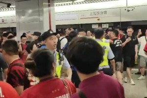 海港球迷在地鐵站起哄嘲諷申花球迷，現(xiàn)場的安保都無奈了??